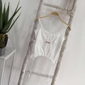 蕾丝边字母刺绣吊带上衣